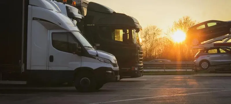 Ciekawe sposoby na to, jak zaoszczędzić na paliwie i podróżować taniej